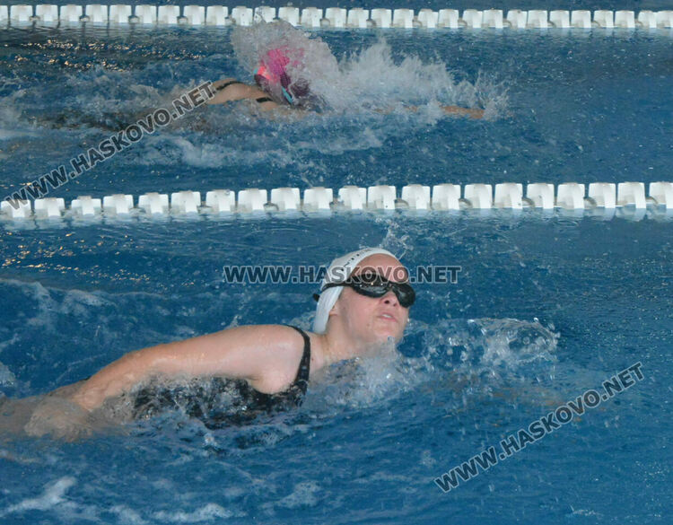 Десетки деца и младежи се състезаваха във второто издание на турнира по плуване в Хасково