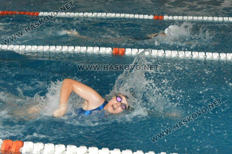 Десетки деца и младежи се състезаваха във второто издание на турнира по плуване в Хасково