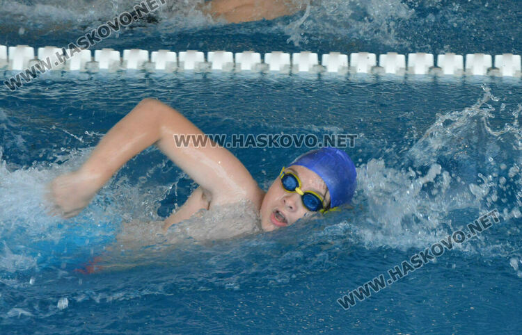 Десетки деца и младежи се състезаваха във второто издание на турнира по плуване в Хасково