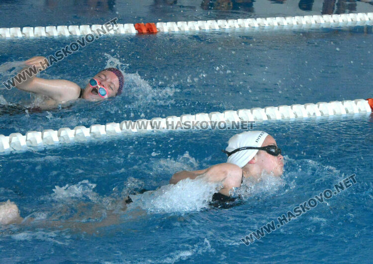 Десетки деца и младежи се състезаваха във второто издание на турнира по плуване в Хасково