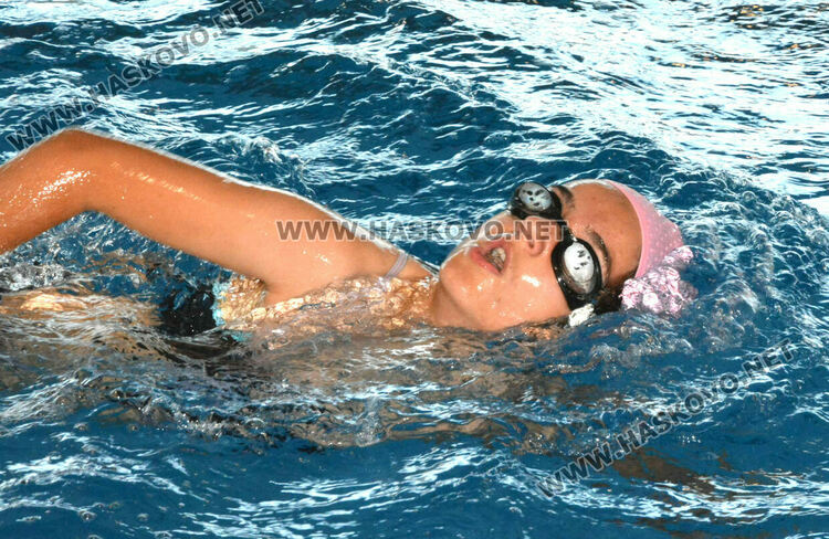 Десетки деца и младежи се състезаваха във второто издание на турнира по плуване в Хасково