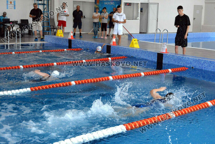 Десетки деца и младежи се състезаваха във второто издание на турнира по плуване в Хасково