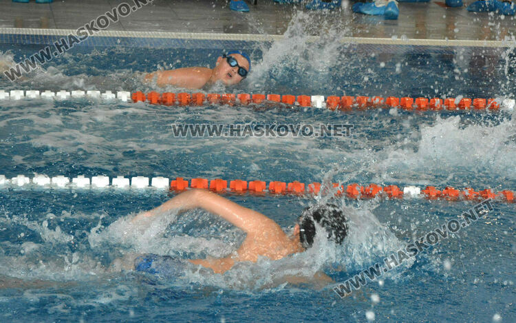 Десетки деца и младежи се състезаваха във второто издание на турнира по плуване в Хасково