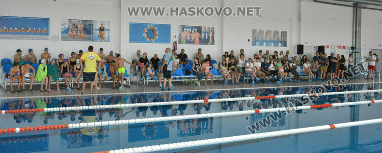 Десетки деца и младежи се състезаваха във второто издание на турнира по плуване в Хасково