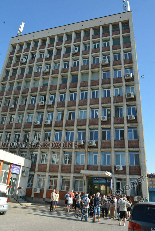 Жители на Стамболийски излязоха на протест пред ВиК-Хасково заради поредни дни на безводие