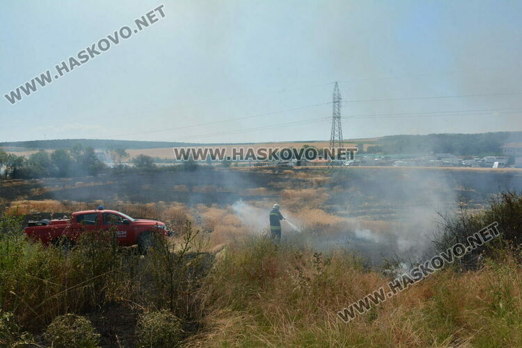 Без регистрационна табела е тракторът, който се самозапали и изпепели 12 дка нива с пшеница