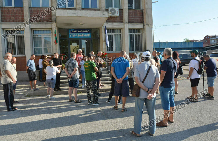 Жители на Стамболийски излязоха на протест пред ВиК-Хасково заради поредни дни на безводие