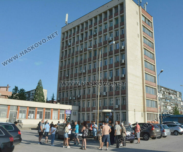 Жители на Стамболийски излязоха на протест пред ВиК-Хасково заради поредни дни на безводие