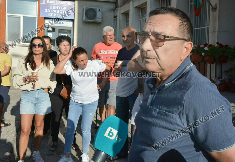 Жители на Стамболийски излязоха на протест пред ВиК-Хасково заради поредни дни на безводие