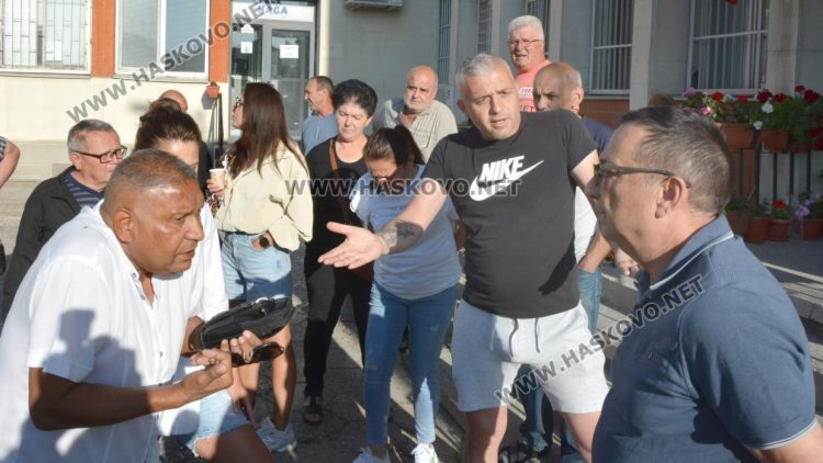 Жители на Стамболийски излязоха на протест пред ВиК-Хасково заради поредни дни на безводие