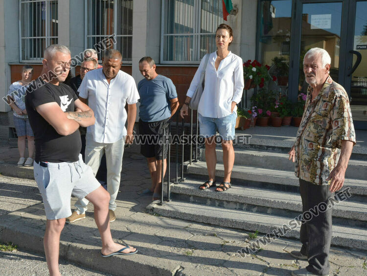 Жители на Стамболийски излязоха на протест пред ВиК-Хасково заради поредни дни на безводие