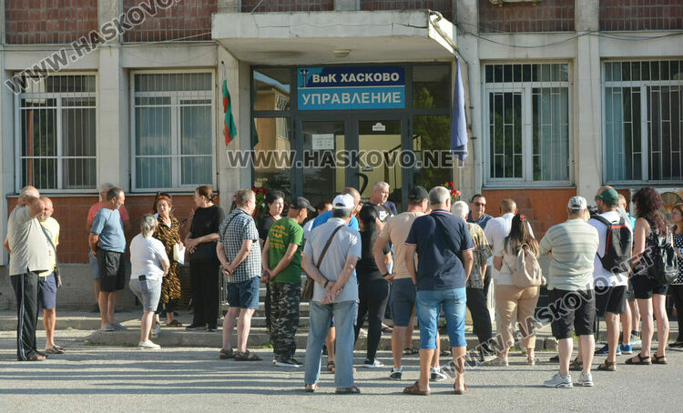 Жители на Стамболийски излязоха на протест пред ВиК-Хасково заради поредни дни на безводие