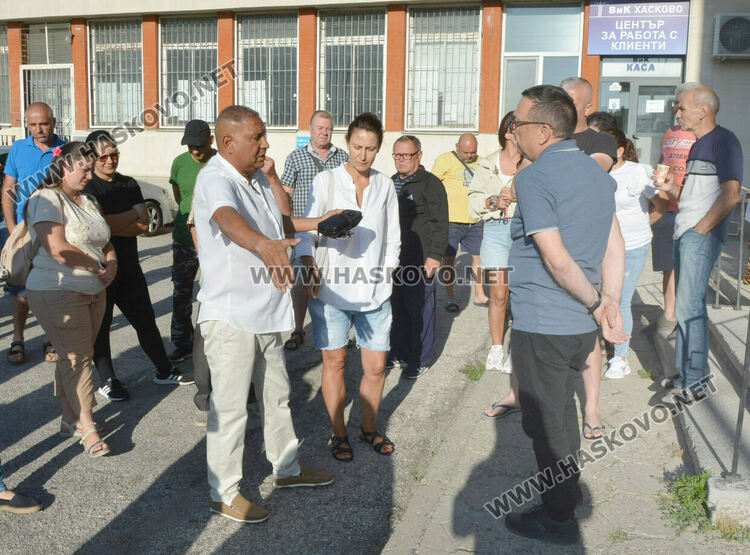 Жители на Стамболийски излязоха на протест пред ВиК-Хасково заради поредни дни на безводие