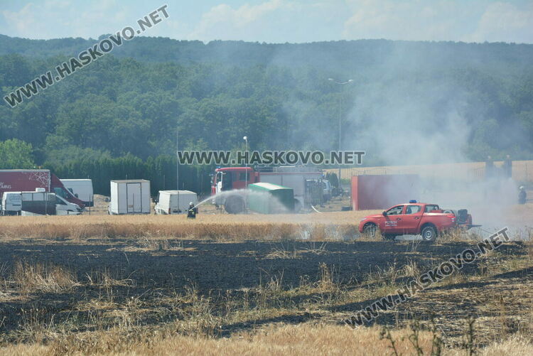 Без регистрационна табела е тракторът, който се самозапали и изпепели 12 дка нива с пшеница