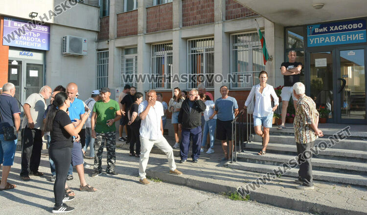 Жители на Стамболийски излязоха на протест пред ВиК-Хасково заради поредни дни на безводие