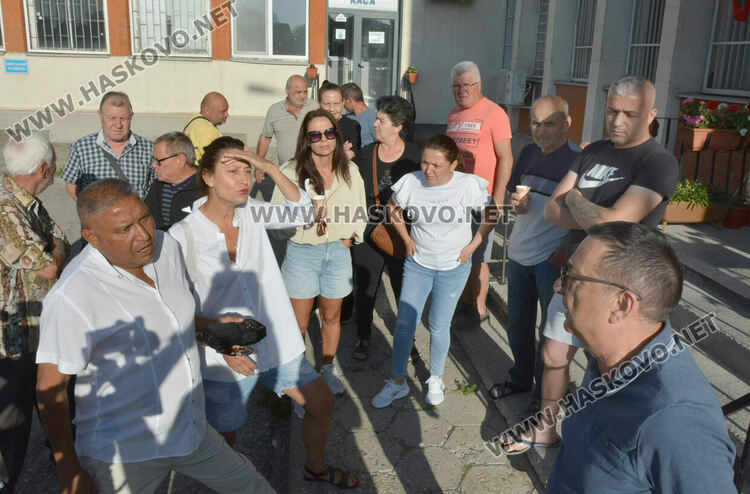 Жители на Стамболийски излязоха на протест пред ВиК-Хасково заради поредни дни на безводие