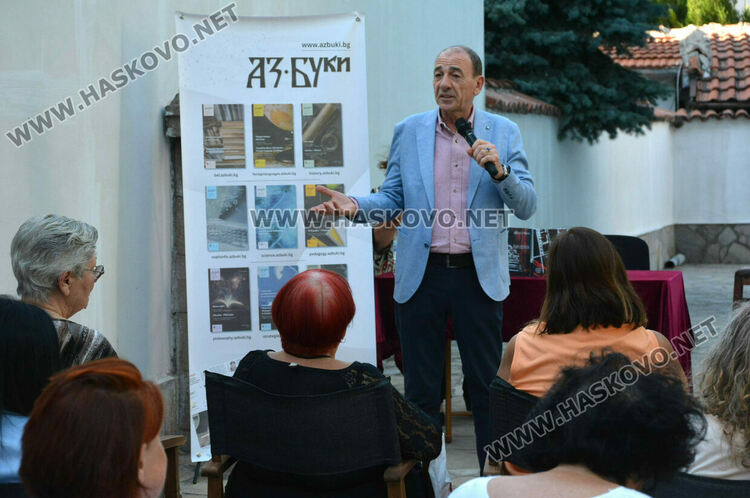 Актьорът Димитър Маринов представи в Хасково книгите си „Към сцената“ и „Към екрана“