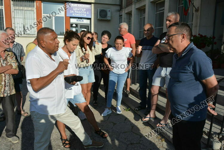Жители на Стамболийски излязоха на протест пред ВиК-Хасково заради поредни дни на безводие