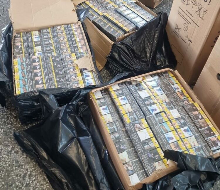 Над 80 000 контрабандни цигари са иззети от три товарни автомобила и микробус 
