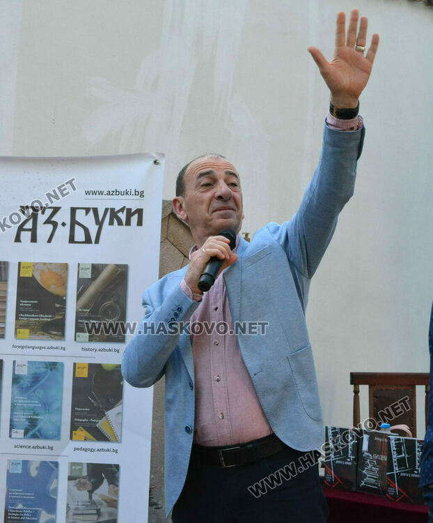 Актьорът Димитър Маринов представи в Хасково книгите си „Към сцената“ и „Към екрана“