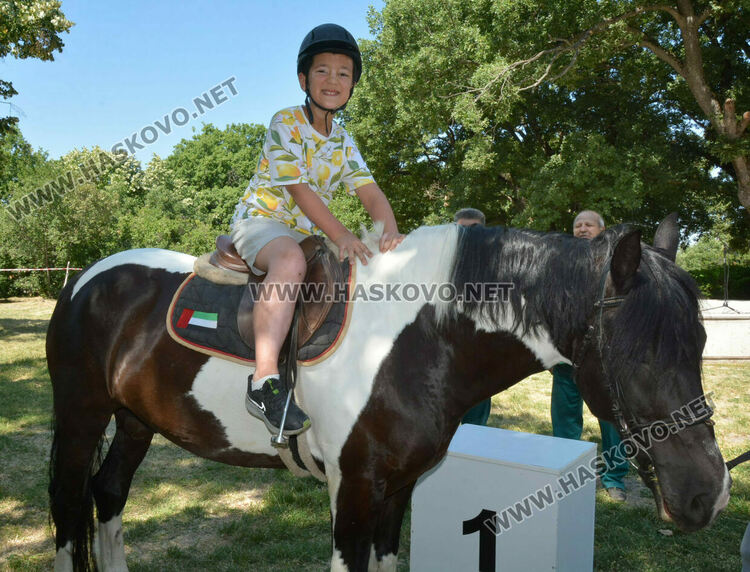 С венец от 77 ½ ароматни и лековити билки и конна езда започна Еньовден в Хасково 