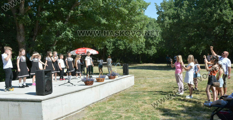 С венец от 77 ½ ароматни и лековити билки и конна езда започна Еньовден в Хасково 