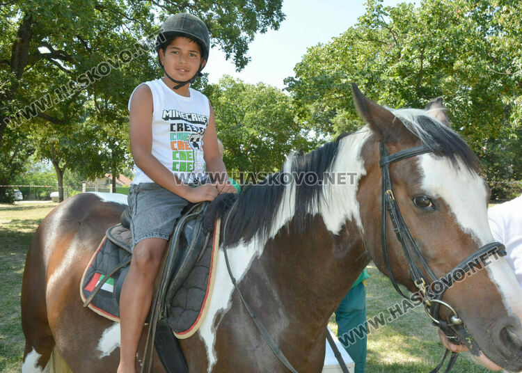 С венец от 77 ½ ароматни и лековити билки и конна езда започна Еньовден в Хасково 