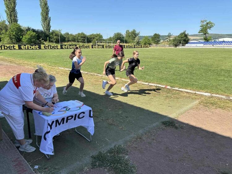 Заместник-кметът Станислава Генадиева официално даде начало на честванията по повод Международния олимпийски ден в Радомир