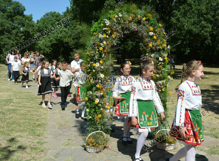 С венец от 77 ½ ароматни и лековити билки и конна езда започна Еньовден в Хасково 