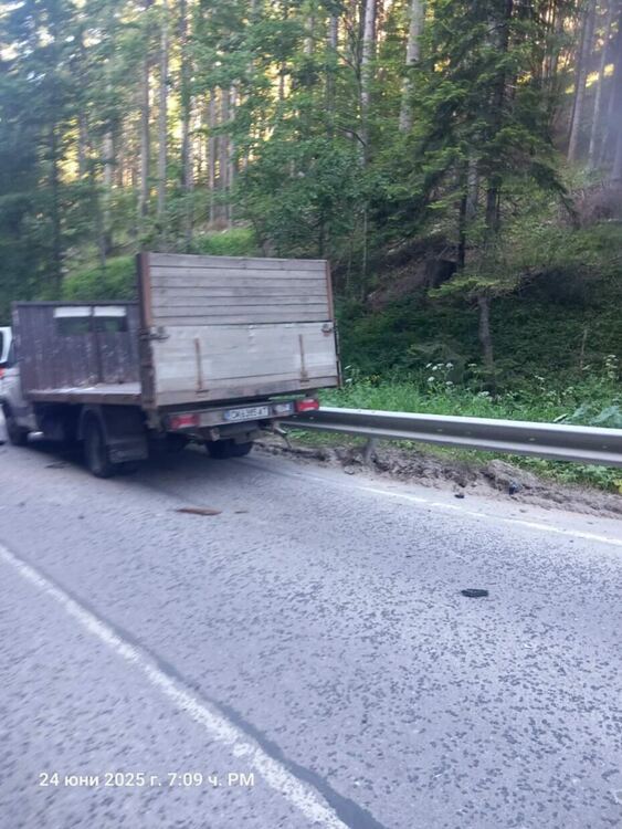 Катастрофа затвори пътя Проглед – Пампорово, двама са пострадали