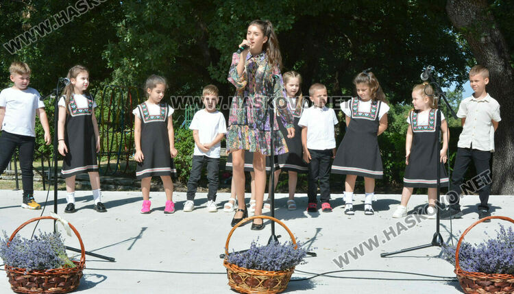 С венец от 77 ½ ароматни и лековити билки и конна езда започна Еньовден в Хасково 