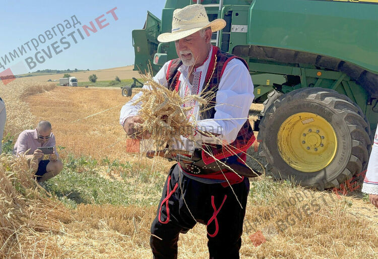 С ритуално зажънване в село Горски извор започна жътвената кампания в община Димитровград