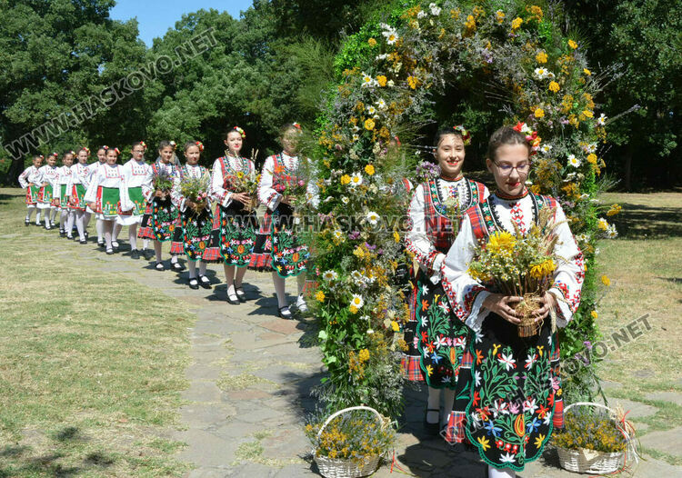С венец от 77 ½ ароматни и лековити билки и конна езда започна Еньовден в Хасково 