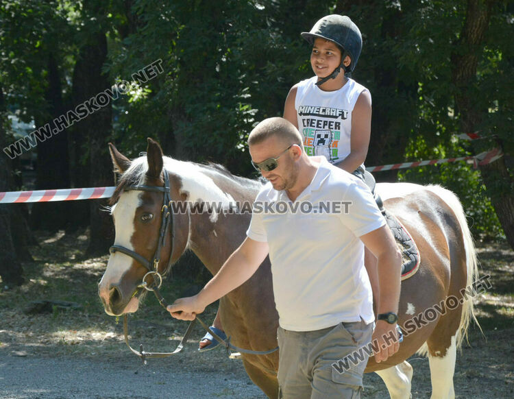 С венец от 77 ½ ароматни и лековити билки и конна езда започна Еньовден в Хасково 