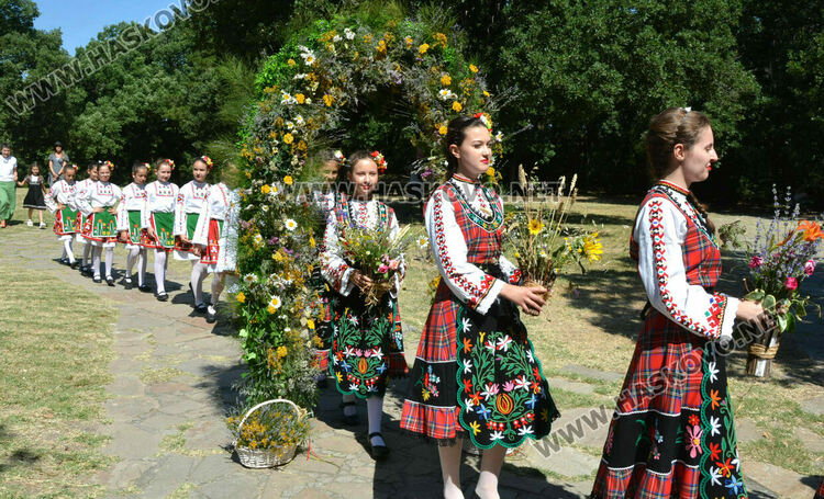 С венец от 77 ½ ароматни и лековити билки и конна езда започна Еньовден в Хасково 