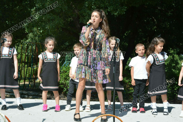 С венец от 77 ½ ароматни и лековити билки и конна езда започна Еньовден в Хасково 