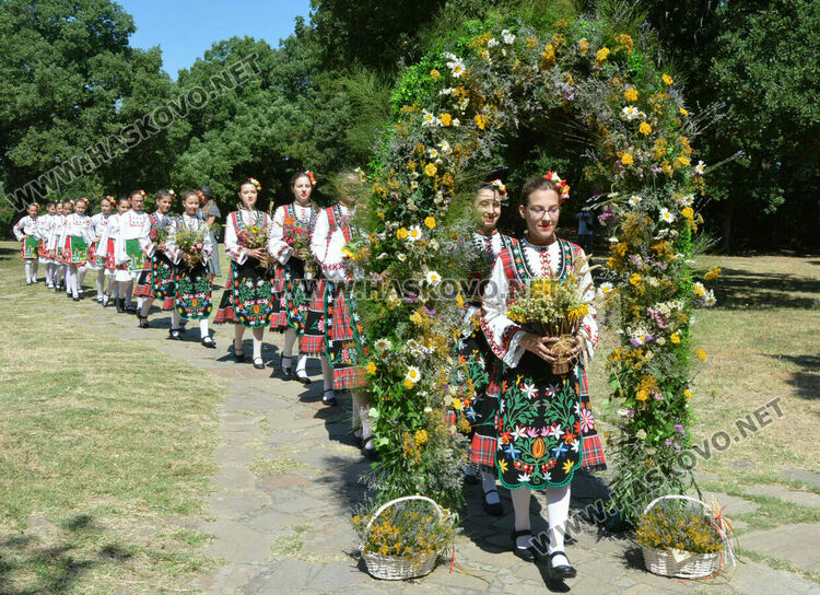 С венец от 77 ½ ароматни и лековити билки и конна езда започна Еньовден в Хасково 