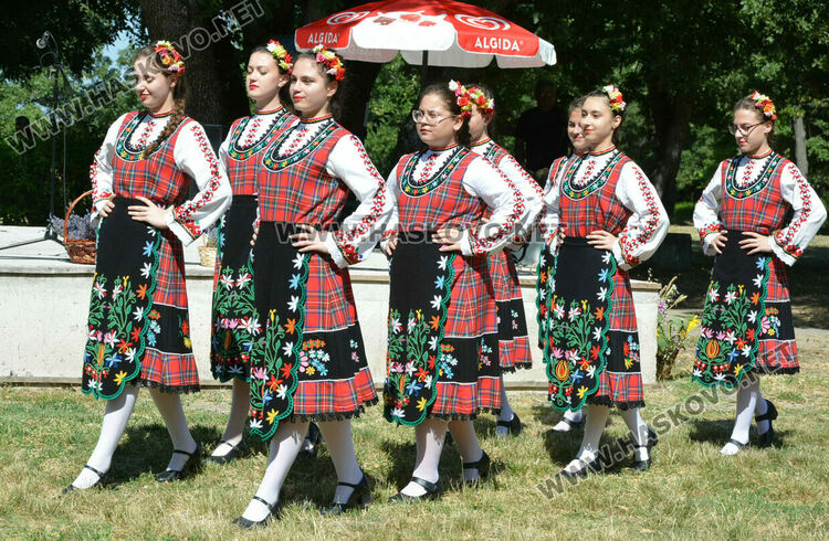 С венец от 77 ½ ароматни и лековити билки и конна езда започна Еньовден в Хасково 