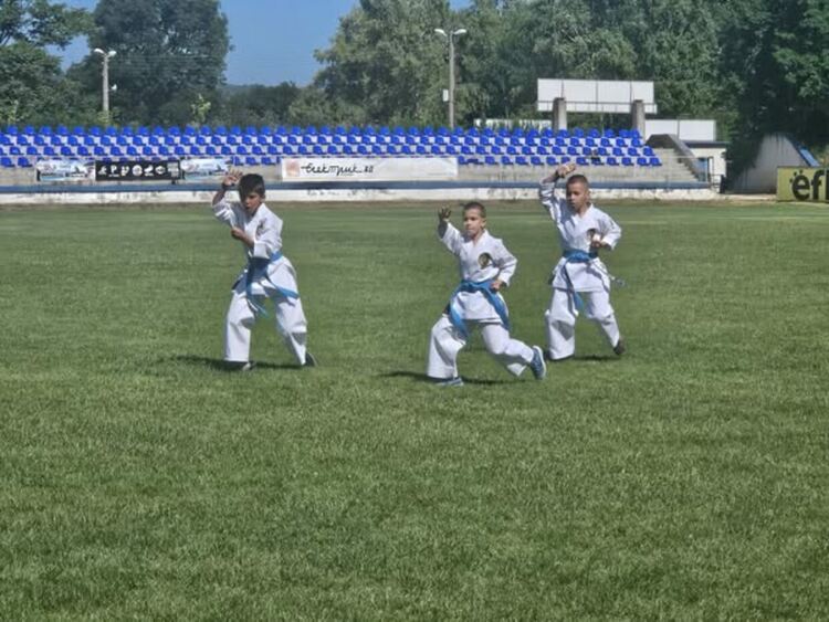 Заместник-кметът Станислава Генадиева официално даде начало на честванията по повод Международния олимпийски ден в Радомир