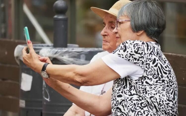 Кабинетът увеличи базовата социална пенсия