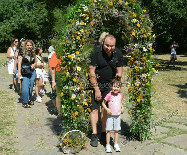 С венец от 77 ½ ароматни и лековити билки и конна езда започна Еньовден в Хасково 