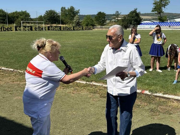 Заместник-кметът Станислава Генадиева официално даде начало на честванията по повод Международния олимпийски ден в Радомир