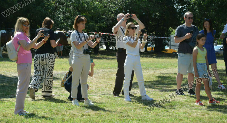 С венец от 77 ½ ароматни и лековити билки и конна езда започна Еньовден в Хасково 