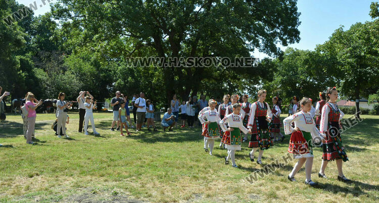 С венец от 77 ½ ароматни и лековити билки и конна езда започна Еньовден в Хасково 