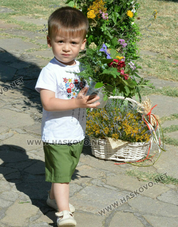 С венец от 77 ½ ароматни и лековити билки и конна езда започна Еньовден в Хасково 