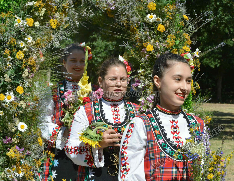 С венец от 77 ½ ароматни и лековити билки и конна езда започна Еньовден в Хасково 