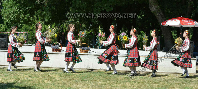 С венец от 77 ½ ароматни и лековити билки и конна езда започна Еньовден в Хасково 