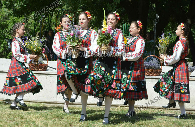 С венец от 77 ½ ароматни и лековити билки и конна езда започна Еньовден в Хасково 