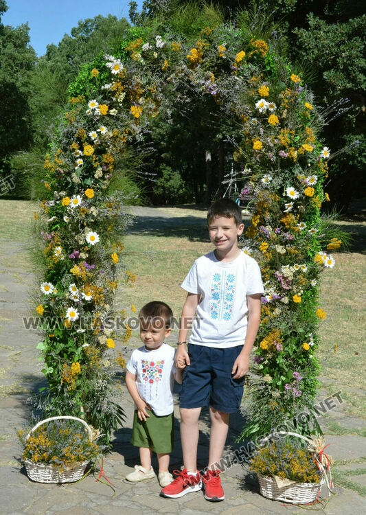 С венец от 77 ½ ароматни и лековити билки и конна езда започна Еньовден в Хасково 