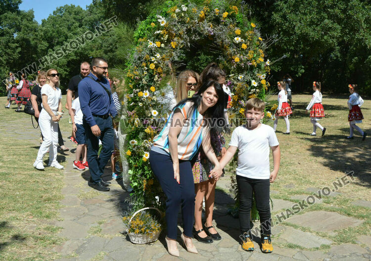 С венец от 77 ½ ароматни и лековити билки и конна езда започна Еньовден в Хасково 